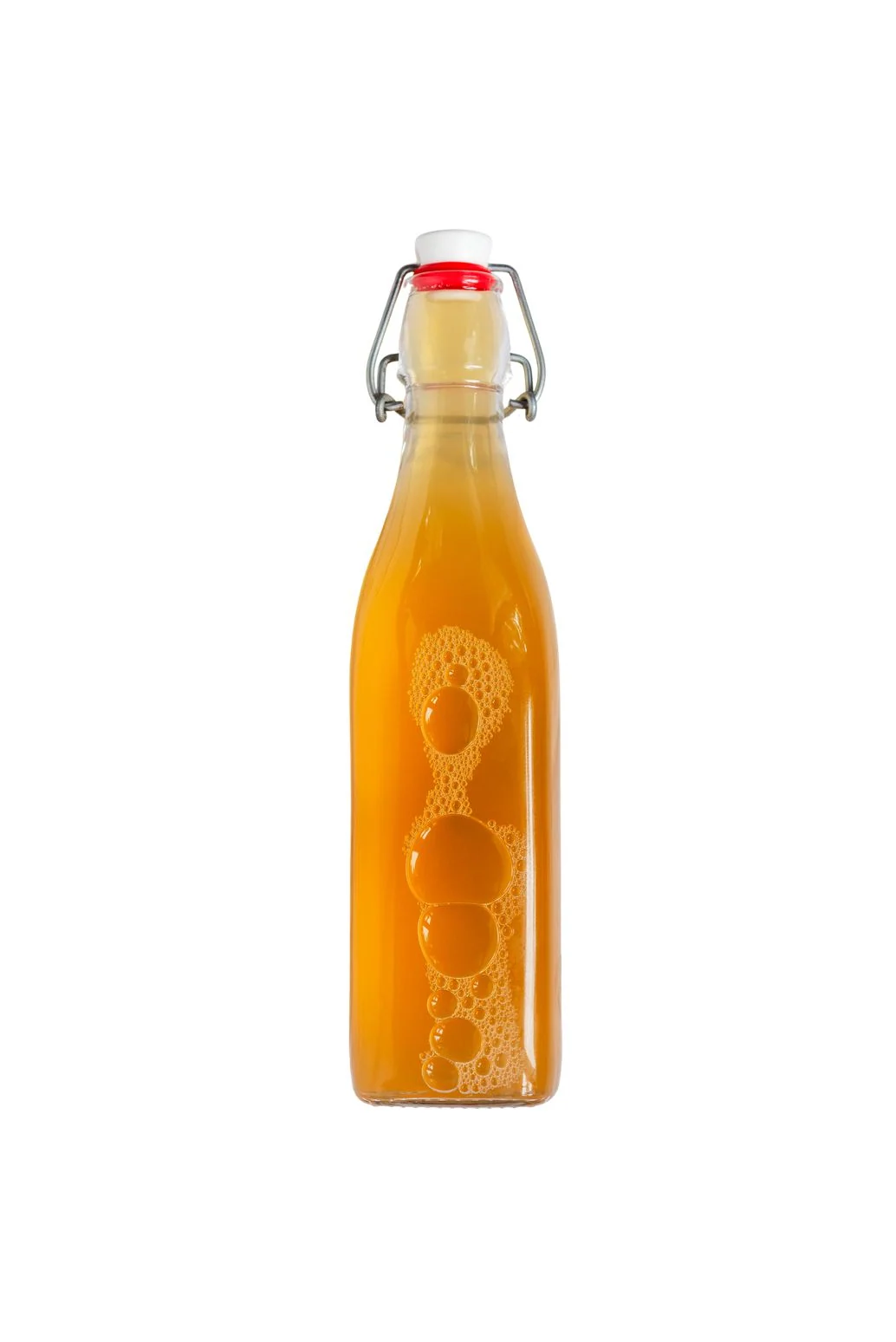 Bebida fermentada en botella de vidrio